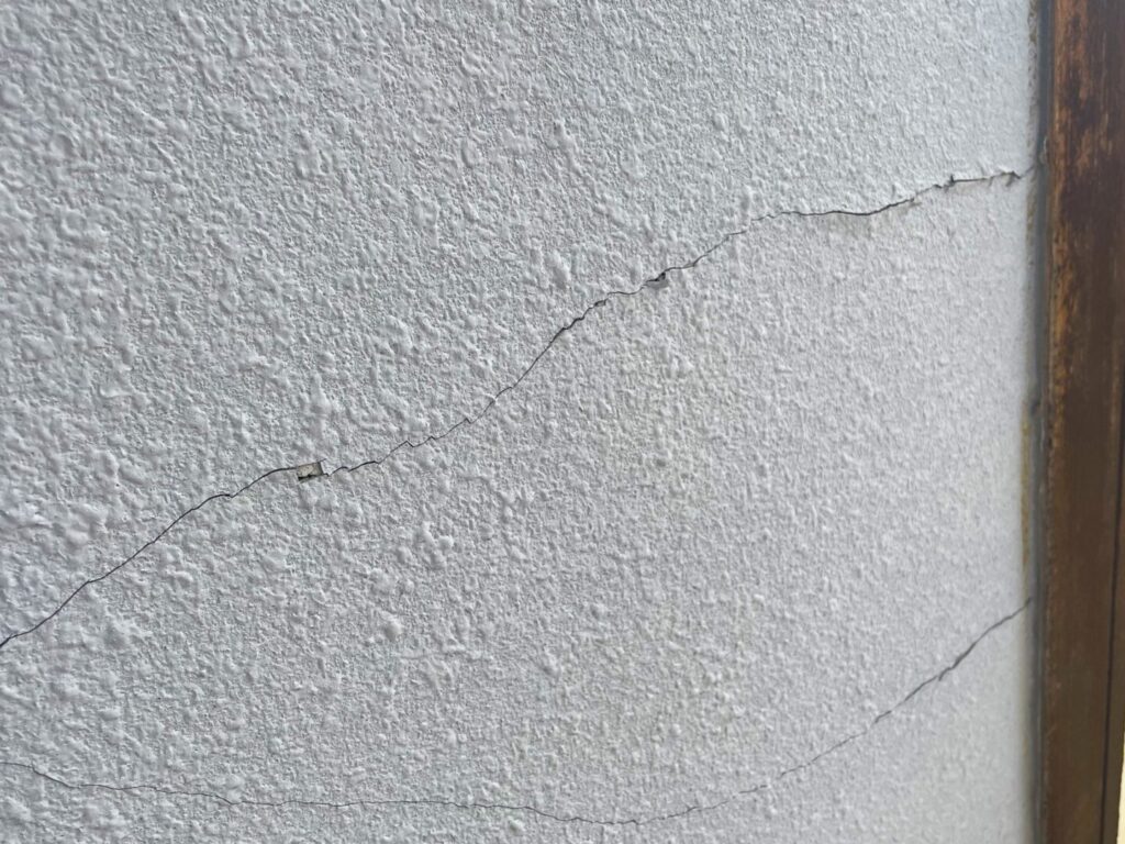 外壁にひび割れ発見！その原因と最適な対処法をプロが解説 | ブログ|  長野市・須坂市・千曲市・中野市・小布施町【長野県北信地域】の外壁塗装・屋根塗装ならプロタイムズ長野若里店（株式会社霜鳥）へ