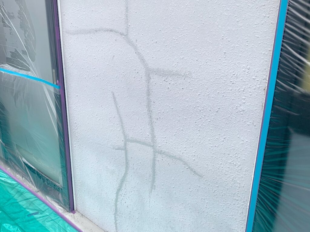 外壁にひび割れ発見！その原因と最適な対処法をプロが解説 | ブログ|  長野市・須坂市・千曲市・中野市・小布施町【長野県北信地域】の外壁塗装・屋根塗装ならプロタイムズ長野若里店（株式会社霜鳥）へ