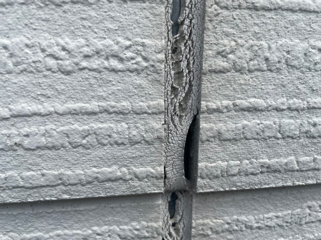 コーキング打ち替え前のひび割れ