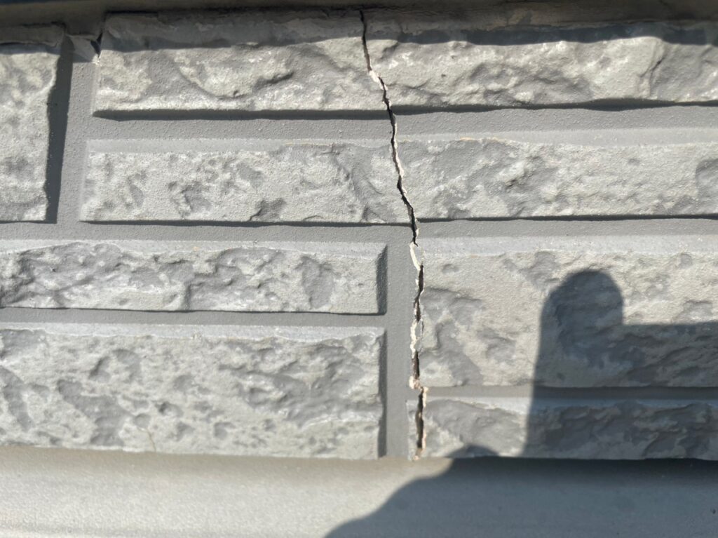 窓サッシ下のひび割れ