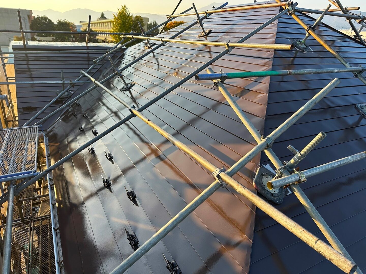 屋根工事に足場が必要な3つの理由 足場の種類と設置におけるお客様目線での注意点まで解説 | ブログ|  長野市・須坂市・千曲市・中野市・小布施町【長野県北信地域】の外壁塗装・屋根塗装ならプロタイムズ長野若里店（株式会社霜鳥）へ