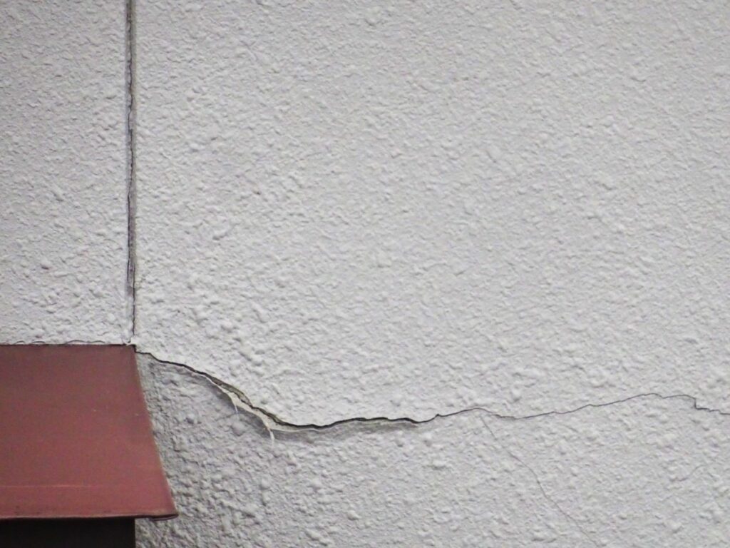 外壁にひび割れ発見！その原因と最適な対処法をプロが解説 | ブログ|  長野市・須坂市・千曲市・中野市・小布施町【長野県北信地域】の外壁塗装・屋根塗装ならプロタイムズ長野若里店（株式会社霜鳥）へ