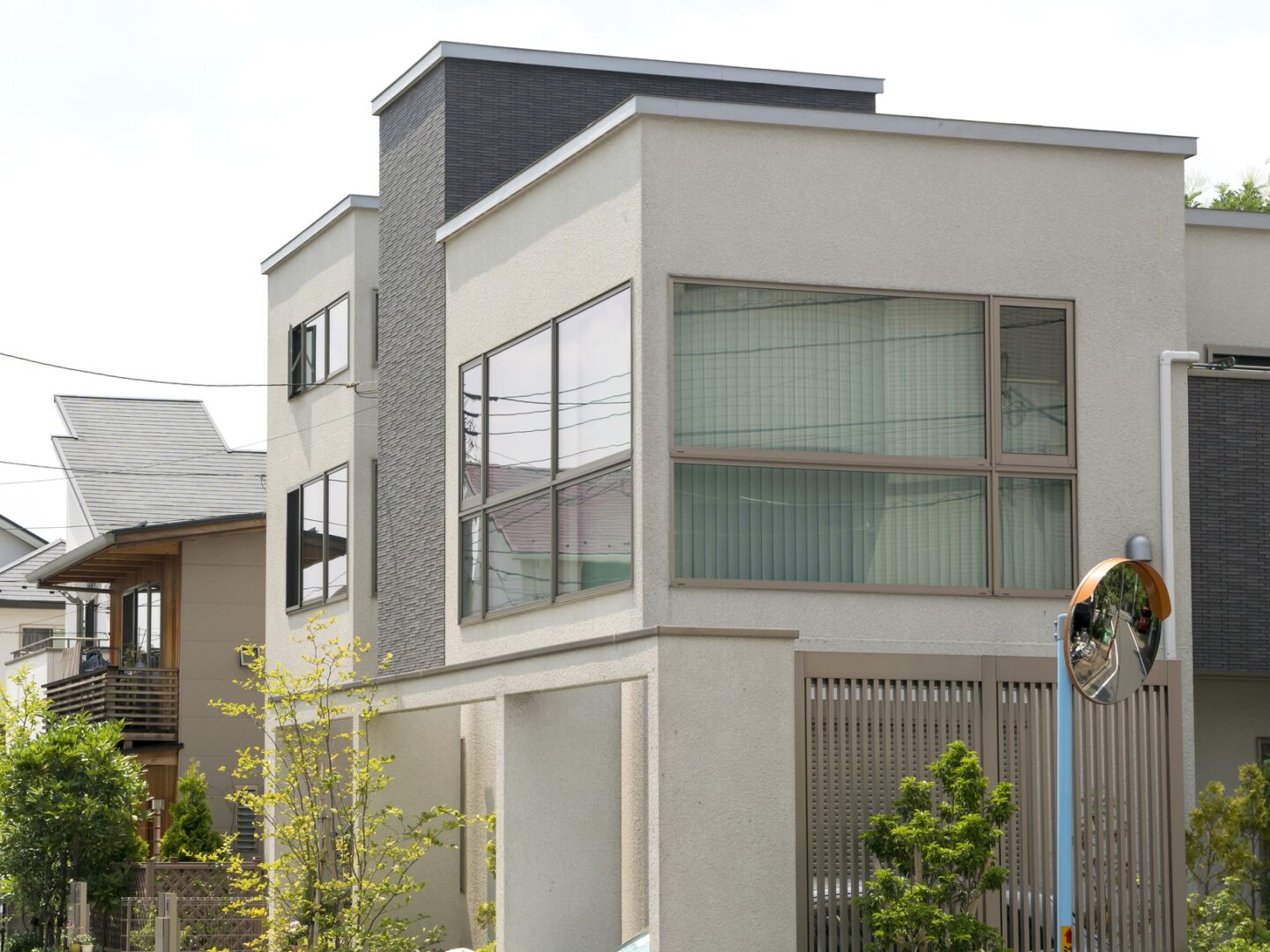 軒のない家の10年後の真実！後悔しないためのポイントとは？ | ブログ|  長野市・須坂市・千曲市・中野市・小布施町【長野県北信地域】の外壁塗装・屋根塗装ならしろくまペイント（株式会社霜鳥）へ